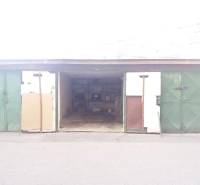 Garáž na ul. Jelačičova, Ružinov - Nivy - Garáže na Jelačičovej ulici v Bratislave - Ružinove, s kovovými dverami.