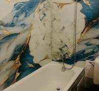 Garzónka M. Schneidra Trnavského, Dúbravka, veľká lodžia - Kúpeľňa s vaňou a obkladmi s mramorovým dekorom v garsónke.