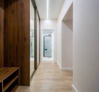 2,5 izb. byt, ul. Jelenia, Staré Mesto,tehlový dom, po rekonštrukcii - Chodba v 3-izbovom byte s drevenou podlahou na ulici Jelenia v Bratislave.