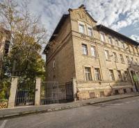 2,5 izb. byt, ul. Jelenia, Staré Mesto,tehlový dom, po rekonštrukcii - Historická budova na ulici Jelenia s 3-izbovým bytom a vzrastlými stromami okolo.