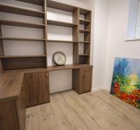 2,5 izb. byt, ul. Jelenia, Staré Mesto,tehlový dom, po rekonštrukcii - Na obrázku je prázdna drevená polica, hodiny a farebný obraz v 3-izbovom byte.