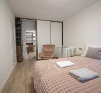 2,5 izb. byt, ul. Jelenia, Staré Mesto,tehlový dom, po rekonštrukcii - Spálňa v 3-izbovom byte na ulici Jelenia, biela posteľ, komoda s úložným priestorom.