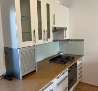 3-izb. byt, Palkovičova ul., Ružinov, lodžia, 4.p./12 - Biela kuchyňa s plynovým sporákom a vstavanou rúrou v 3-izbovom byte.