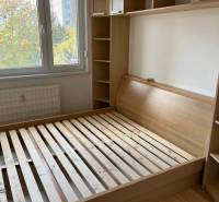 3-izb. byt, Palkovičova ul., Ružinov, lodžia, 4.p./12 - Dizajn spálne s posteľou v zabudovanom nábytku, podlaha s dreveným dekorom.