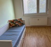 3-izb. byt, Palkovičova ul., Ružinov, lodžia, 4.p./12 - Jednoduchá izba s posteľou, oknom a podlahou s dreveným dekorom v 3-izbovom byte.