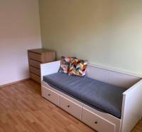 3-izb. byt, Palkovičova ul., Ružinov, lodžia, 4.p./12 - Izba v 3-izbovom byte s posteľou, komodou a podlahou s dreveným dekorom.