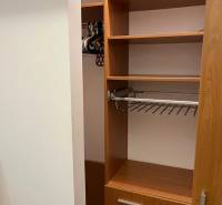 3-izb. byt, Palkovičova ul., Ružinov, lodžia, 4.p./12 - Šatník s policami a zásuvkami v 3-izbovom byte.