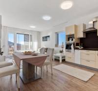 Novostavba 3-izb. bytu s parkovacím státím, ul.Hany Ponickej, Lamač - Jedálenská časť v 3-izbovom byte s kuchynskou linkou a podlahou s dreveným dekorom.