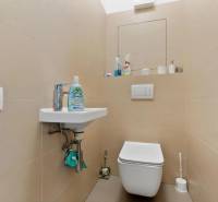 Novostavba 3-izb. bytu s parkovacím státím, ul.Hany Ponickej, Lamač - Malá kúpeľňa s umývadlom a závesnou toaletou, svetlé obklady.