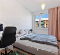 Novostavba 3-izb. bytu s parkovacím státím, ul.Hany Ponickej, Lamač - Spálňa s pracovným stolom, počítačom a podlahou s dreveným dekorom v 3-izbovom byte.