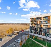 Novostavba 3-izb. bytu s parkovacím státím, ul.Hany Ponickej, Lamač - Exteriér bytového domu na Hany Ponickej v Bratislave - Lamači, vedľa parkoviska.