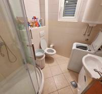 Chorvátsko, Makarska - zariadený apartmán s výhľadom na more - Kúpeľňa v Rekreačnom apartmáne s toaletou, sprchovým kútom a práčkou.