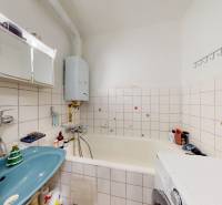 Priestranný 3 izbový byt s dvomi balkónmi, BA III. Kramáre, Stromová - Kúpeľňa v 3-izbovom byte s bielymi obkladačkami, modrým umývadlom, vaňou a práčkou.