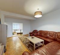 Priestranný 3 izbový byt s dvomi balkónmi, BA III. Kramáre, Stromová - Obývacia izba s hnedou koženou sedacou súpravou a podlahou s dreveným dekorom, 3-izbový byt.