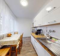 Priestranný 3 izbový byt s dvomi balkónmi, BA III. Kramáre, Stromová - Kuchyňa v 3-izbovom byte s linkou, stolom a podlahou s dreveným dekorom.