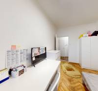 Priestranný 3 izbový byt s dvomi balkónmi, BA III. Kramáre, Stromová - Izba v 3-izbovom byte s pracovným stolom, skriňou a podlahou s dreveným dekorom.