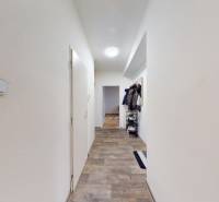 Priestranný 3 izbový byt s dvomi balkónmi, BA III. Kramáre, Stromová - Chodba s vešiakom v 3-izbovom byte, podlaha s dreveným dekorom.