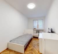 Priestranný 3 izbový byt s dvomi balkónmi, BA III. Kramáre, Stromová - Jednoduchá spálňa s posteľou, stolom a podlahou s dreveným dekorom, 3-izbový byt.