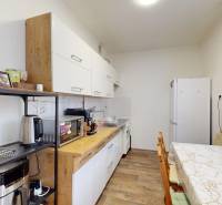 Priestranný 3 izbový byt s dvomi balkónmi, BA III. Kramáre, Stromová - Kuchyňa v 3-izbovom byte s bielymi skrinkami a podlahou s dreveným dekorom.