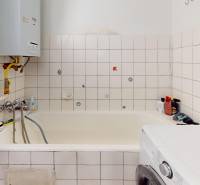 Priestranný 3 izbový byt s dvomi balkónmi, BA III. Kramáre, Stromová - Kúpeľňa so staršími obkladačkami, vaňou, práčkou a plynovým kotlom v 3-izbovom byte.