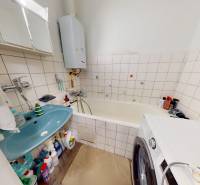 Priestranný 3 izbový byt s dvomi balkónmi, BA III. Kramáre, Stromová - Kúpeľňa v 3-izbovom byte s umývadlom, vaňou a práčkou, obkladané steny.