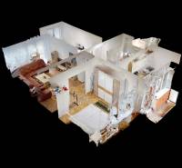 Priestranný 3 izbový byt s dvomi balkónmi, BA III. Kramáre, Stromová - Pôdorys 3-izbového bytu so svetlým interiérom a podlahou s dreveným dekorom.