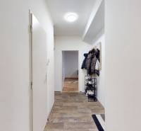 Priestranný 3 izbový byt s dvomi balkónmi, BA III. Kramáre, Stromová - Chodba v 3-izbovom byte s podlahou s dreveným dekorom a vešiakom na kabáty.
