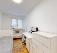 Priestranný 3 izbový byt s dvomi balkónmi, BA III. Kramáre, Stromová - Izba v 3-izbovom byte so svetlým nábytkom a podlahou s dreveným dekorom.