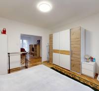 Priestranný 3 izbový byt s dvomi balkónmi, BA III. Kramáre, Stromová - Spálňa v 3-izbovom byte s bielou skriňou a zrkadlom, podlaha s dreveným dekorom.