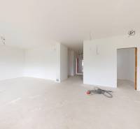 Krásny priestranný 4 izb. RD bungalov 114,25 m2 pozemok 536 m2, Senec - Priestranná, nedokončená miestnosť v rodinnom dome s neosadenými káblami a bielymi stenami.