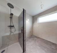 Krásny priestranný 4 izb. RD bungalov 114,25 m2 pozemok 536 m2, Senec - Kúpeľňa s veľkoformátovými kachličkami a skleneným sprchovým kútom v rodinnom dome.