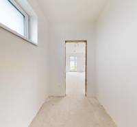 Krásny priestranný 4 izb. RD bungalov 114,25 m2 pozemok 536 m2, Senec - Chodba s bielymi stenami a svetlým osvetlením v rodinnom dome, bez podlahovej krytiny.