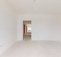 Krásny priestranný 4 izb. RD bungalov 114,25 m2 pozemok 536 m2, Senec - Prázdna miestnosť v rodinnom dome so svetlými stenami a podlahou pripravenou na úpravy.