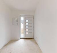 Krásny priestranný 4 izb. RD bungalov 114,25 m2 pozemok 536 m2, Senec - Vstupná chodba v rodinnom dome s bielymi stenami a sklenenými dverami.