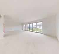 Krásny priestranný 4 izb. RD bungalov 114,25 m2 pozemok 536 m2, Senec - Priestranná miestnosť v rodinnom dome s veľkými oknami a bielymi stenami.