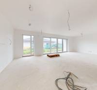 Krásny priestranný 4 izb. RD bungalov 114,25 m2 pozemok 536 m2, Senec - Priestranná svetlá miestnosť rodinného domu s veľkými oknami a neukončenou podlahou.