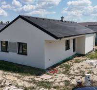Krásny priestranný 4 izb. RD bungalov 114,25 m2 pozemok 536 m2, Senec - Rodinný dom na Karasovej ulici v Senci s bielou fasádou a tmavou strechou.