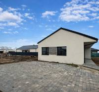 Krásny priestranný 4 izb. RD bungalov 114,25 m2 pozemok 536 m2, Senec - Rodinný dom na Karasovej ulici v Senci s vydláždeným dvorom a priestranným exteriérom.