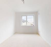 Krásny priestranný 4 izb. RD bungalov 114,25 m2 pozemok 536 m2, Senec - Priestranná miestnosť v rodinnom dome s bielymi stenami a veľkým oknom.