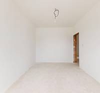 Krásny priestranný 4 izb. RD bungalov 114,25 m2 pozemok 536 m2, Senec - Prázdna izba v rodinnom dome s bielymi stenami a nezakomponovaným svetlom.
