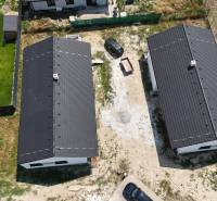 Krásny priestranný 4 izb. RD bungalov 114,25 m2 pozemok 536 m2, Senec - Dva samostatné rodinné domy na Karasovej ulici v Senci s dvoma autami na dvore.