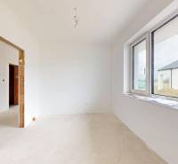 Krásny priestranný 4 izb. RD bungalov 114,25 m2 pozemok 536 m2, Senec - Svetlá izba v rodinnom dome s veľkým oknom a podlahou s dreveným dekorom.