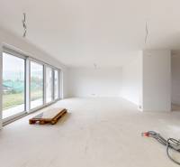 Krásny priestranný 4 izb. RD bungalov 114,25 m2 pozemok 536 m2, Senec - Priestranná obývačka v rodinnom dome so svetlými stenami a veľkými oknami.