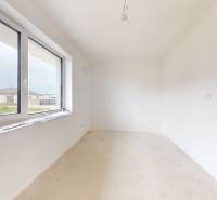 Krásny priestranný 4 izb. RD bungalov 114,25 m2 pozemok 536 m2, Senec - Interiér rodinného domu s veľkými oknami a nedokončenou podlahou.