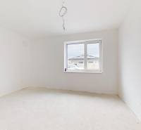 Krásny priestranný 4 izb. RD bungalov 114,25 m2 pozemok 536 m2, Senec - Prázdna izba v rodinnom dome s bielymi stenami a veľkým oknom.