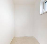 Krásny priestranný 4 izb. RD bungalov 114,25 m2 pozemok 536 m2, Senec - Biela stena a malé okno v interiéri rodinného domu.