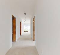 Krásny priestranný 4 izb. RD bungalov 114,25 m2 pozemok 536 m2, Senec - Chodba s bielymi stenami a odkrytými tehlami v rodinnom dome.