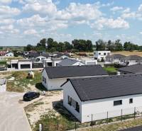 Krásny priestranný 4 izb. RD bungalov 114,25 m2 pozemok 536 m2, Senec - Rodinný dom na Karasovej ulici v Senci, obklopený ďalšími domami a prírodou.
