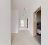 Krásny priestranný 4 izb. RD bungalov 114,25 m2 pozemok 536 m2, Senec - Rodinný dom s neomietnutými stenami, neukončenými dverami a viditeľnou kúpeľňou.