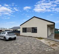 Krásny priestranný 4 izb. RD bungalov 114,25 m2 pozemok 536 m2, Senec - Rodinný dom na Karasovej ulici v Senci s parkoviskom a autom na dlažbe.